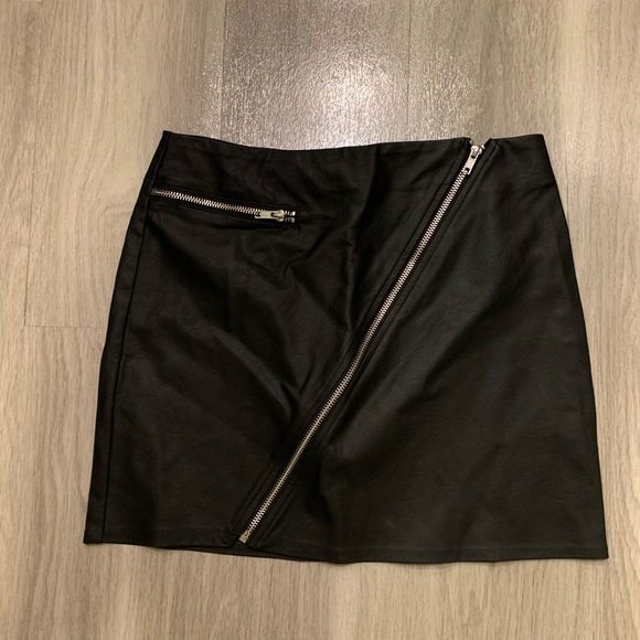 Kendall & Kylie Dresses & Skirts - Kendall and Kylie Leather Mini Skirt